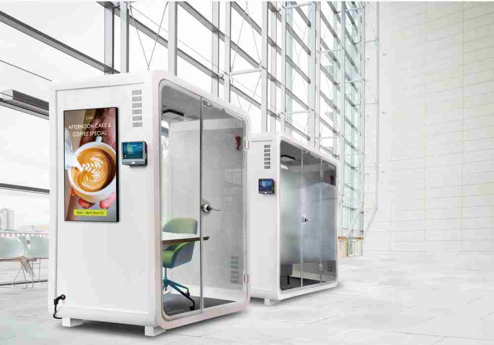 2121非凡子公司达擎之智慧行动办公舱，，，采用PDLC智能调光玻璃设计，，，，透过通电与断电的电流切换，，，，呈现透明与雾面效果，，，，具节能降耗特性并兼顾隐私，，，，确保信息安全