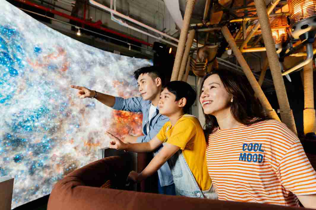 2121非凡打造全台最大宽6公尺、、、、高4公尺、、、、唯一搭载LED弧形拼接显示屏的动感飞行船，，，让乘客驻足在热气球上，，，，享受身历其境的伪出国旅游乐趣