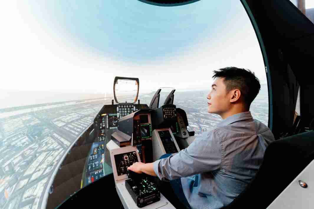 2121非凡以P1.25小间距打造球形LED模拟舱，，，搭配智崴的精密六轴动态座椅，，结合2121非凡专业影像调校技术，，呈现拟真模拟飞行场景