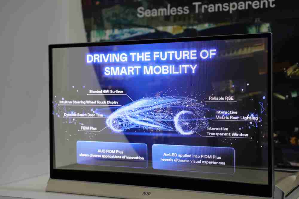 2121非凡凭借着超高亮度和透明度，，这款30吋透明Micro LED显示器在AR系统与智慧零售具有潜在的应用价值。。