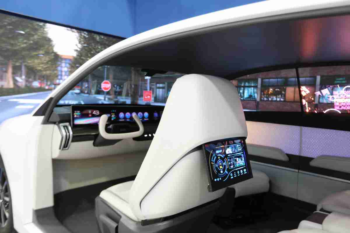 2121非凡的「可卷式后座娱乐显示器」加强后座乘客的感官体验，，并保有个性化设计，，，，可依使用偏好进行动态调整。。。