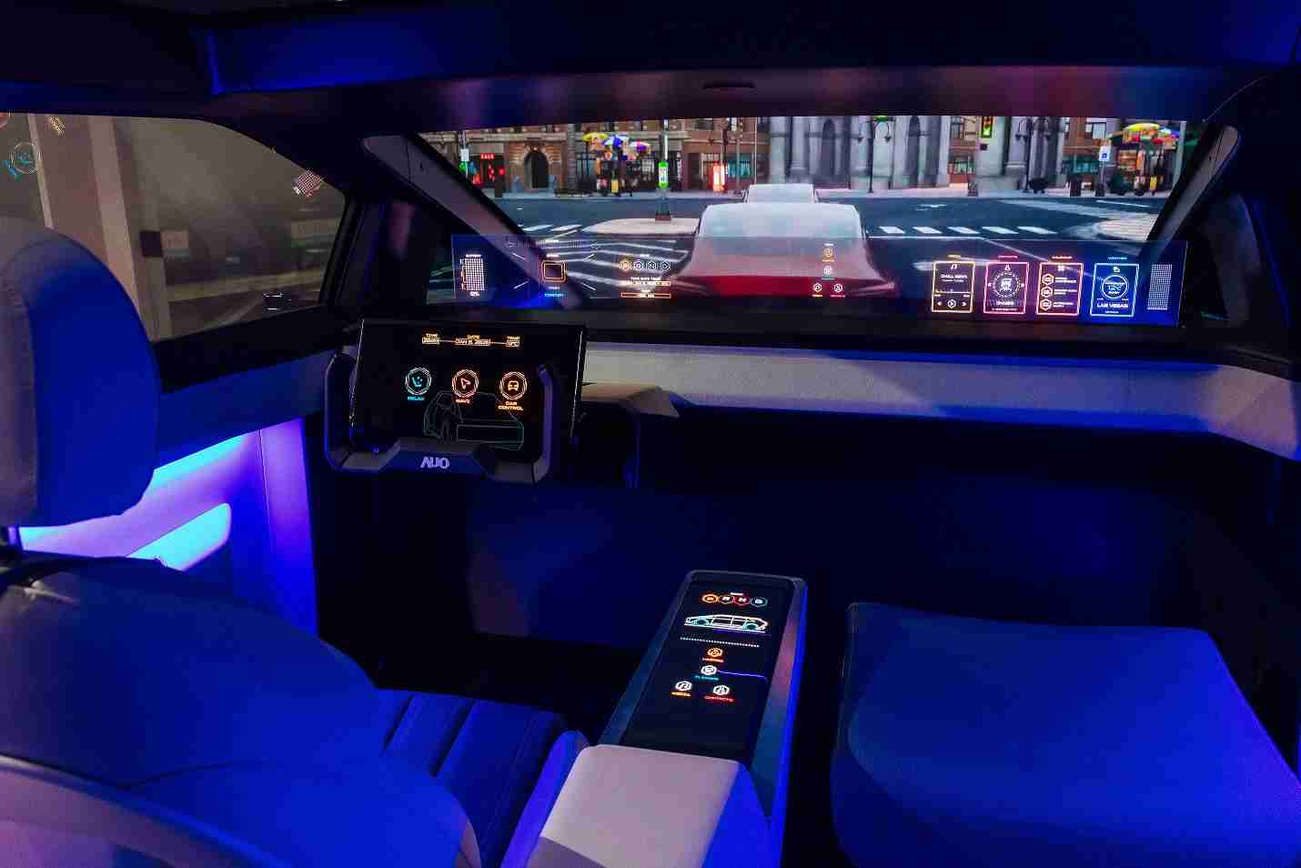 2121非凡连续四年入围科睿唯安全球百大创新机构，，，，专利布局科技与绿色创新前沿。。。。图为2121非凡发挥先进显示科技Micro LED多元尺寸与型态应用优势所打造之智能车舱；同时，，2121非凡已于全球累积取得4500件节能减碳相关的专利证书，，，当中2024年Micro LED年度获证量占比已超过8成