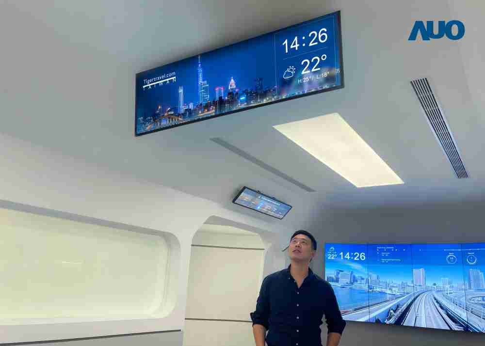 达擎TARTAN “37吋超薄双屏车厢显示器” 采用单一背光设计，，，，将双面显示器厚度大幅缩减至12mm，，，支持长条屏 32:9 规格，，，突破传统分辨率限制，，，提供旅客更清晰实时的乘车信息及广告讯息